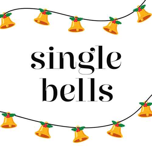 Wit tegeltje met zwarte tekst single bells tussen slingers van gouden kerstbelletjes
