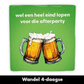 Groen tegeltje met twee bierpullen, tekst wel een heel eind lopen voor die afterparty en banner Wandel 4-daagse