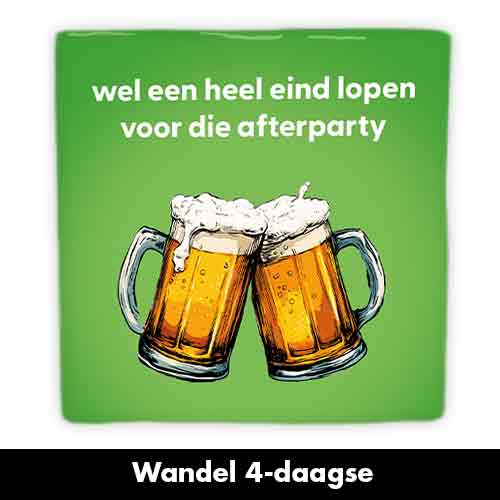 Groen tegeltje met twee bierpullen, tekst wel een heel eind lopen voor die afterparty en banner Wandel 4-daagse