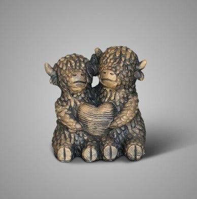 Beeldje Two Scotty's in Love: twee Schotse hooglanders met een hart, Majestic Brown, Ø16 x H16 cm